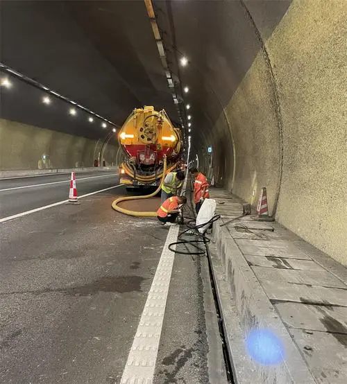 青羊隧道排水渠清淤